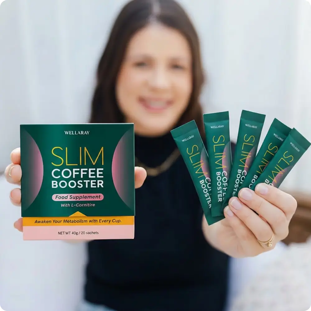 Wellaray Slim Coffee Booster - Kundin mit dem Produkt und einzelnen Portionsbeuteln